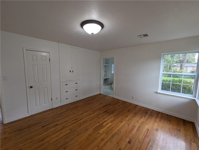 Building Photo - 320 S Country Club Rd