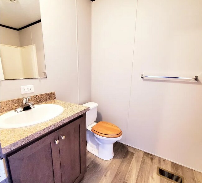 Building Photo - 7028 Bayview Dr