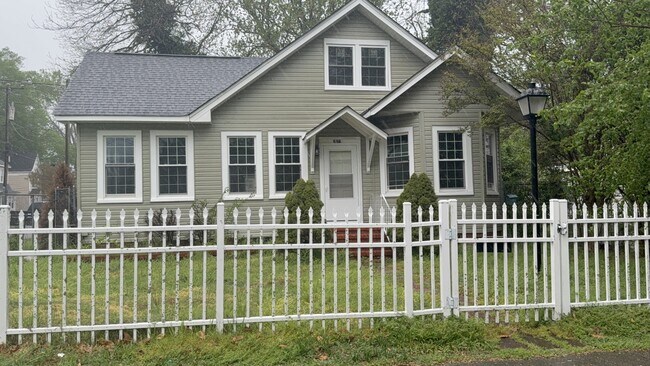 Building Photo - 307 E Pembroke Ave