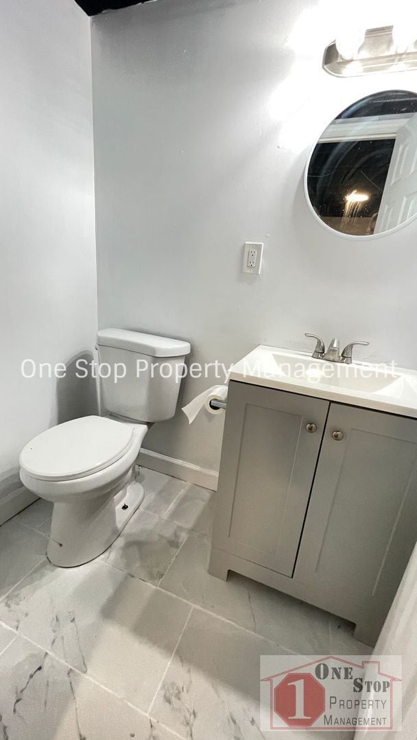 Building Photo - Charming 3 Bed, 1.5 Bath Home with Charact...