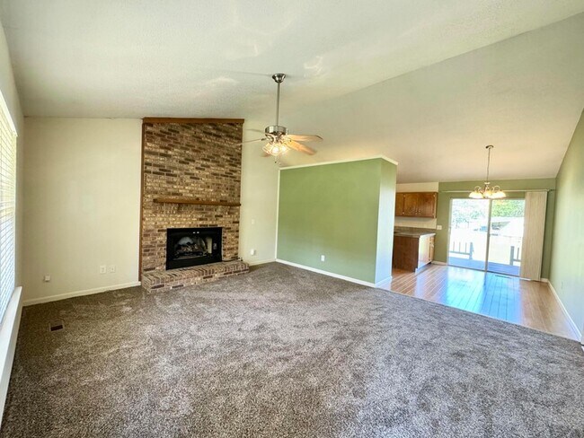 Building Photo - 5609 Landrum Dr
