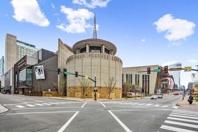 Building Photo - Fully Furnished SoBro Condo At Encore