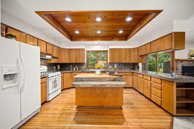 Building Photo - 9880 N Circle Dr