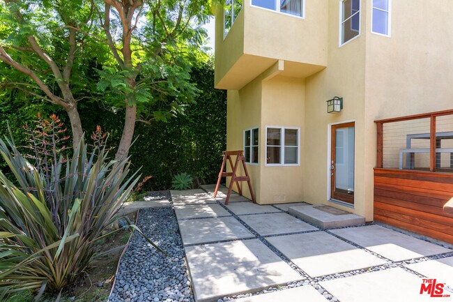 Building Photo - 1530 S Sierra Bonita Ave