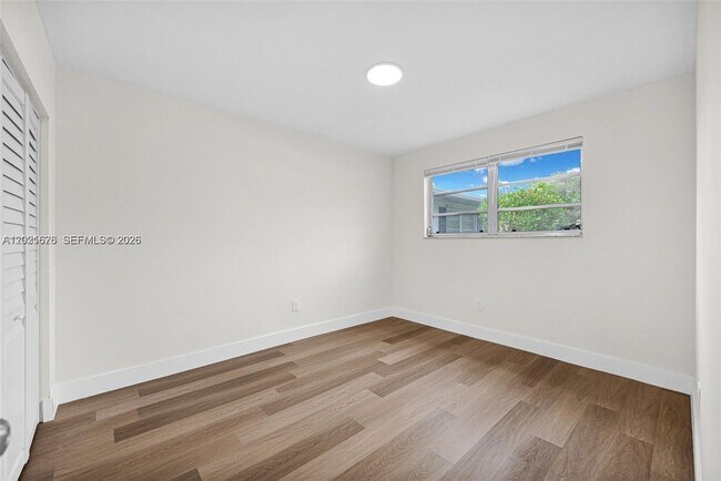 Building Photo - 11812 NE 14th Ave