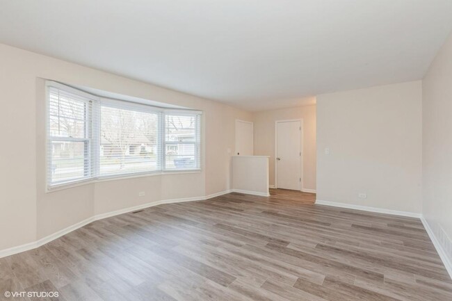 Building Photo - 3 bedroom in Naperville IL 60563