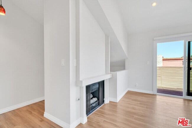 Building Photo - 119 E Beach Ave