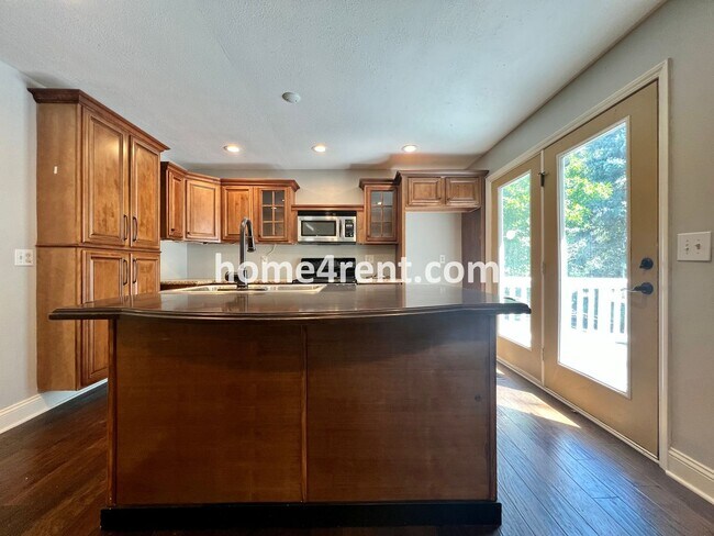 Building Photo - Maintenance Free Living w/ Hardwood Floors...