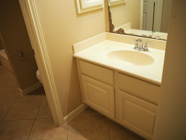 Building Photo - 28607 Green Hedge Dr