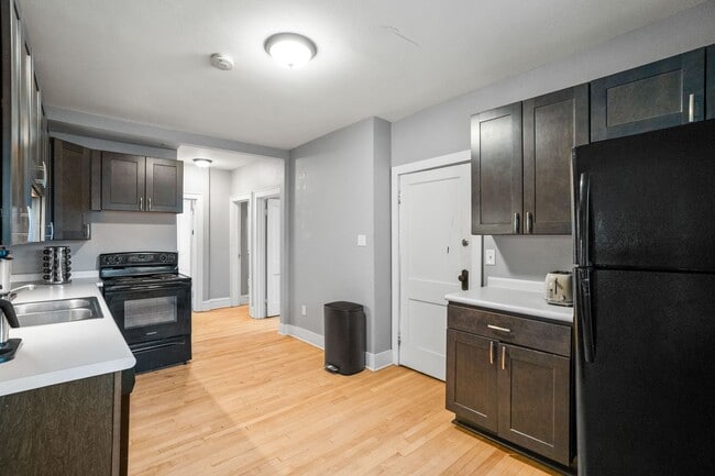 Building Photo - Rare quality UWM Flat , Walk to Campus!