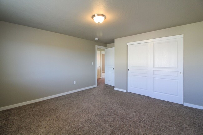 Building Photo - 4 Bedroom, 2.5 Bath Home in South Kennewick