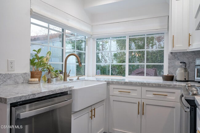 Building Photo - 1988 Olivewood Ct