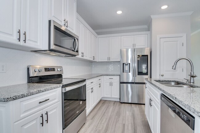 Building Photo - 3 Bedroom 2 Bathroom Ranch