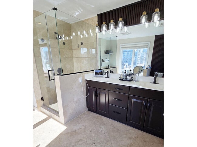 Building Photo - 1515 N Van Buren St