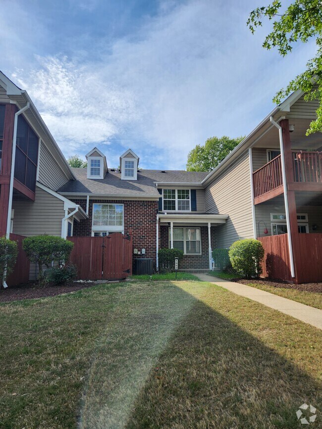 Building Photo - 1002 Primrose Ln