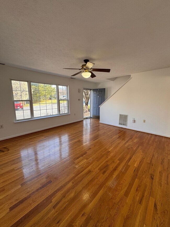 Building Photo - Townhouse for Rent