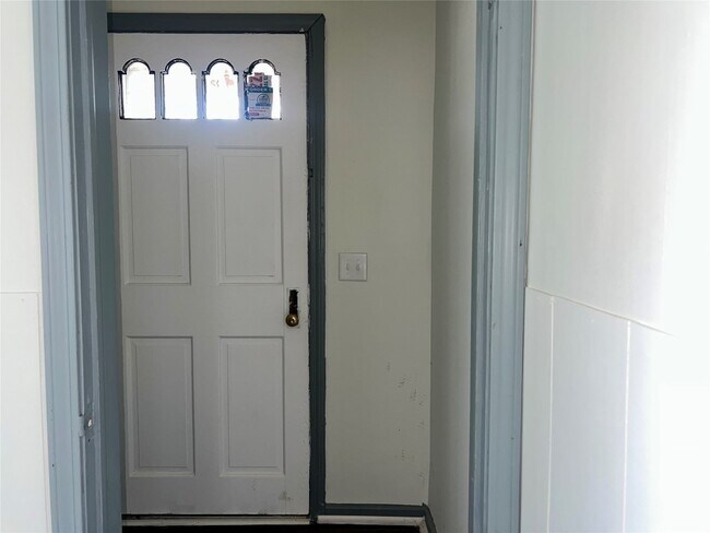 Building Photo - 216 Robinson St
