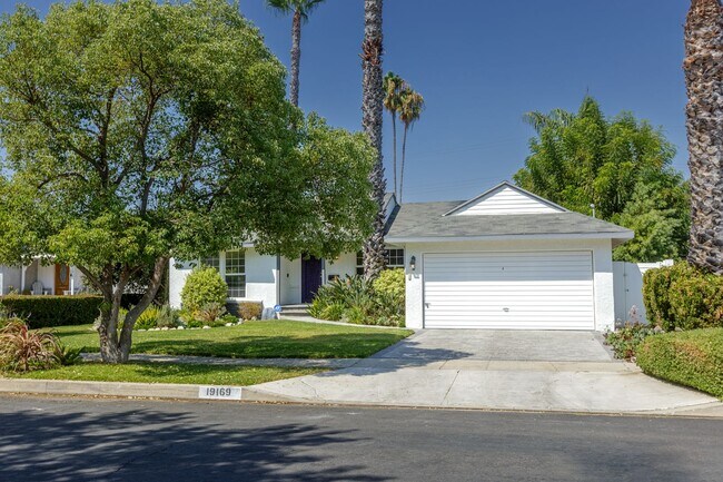 Building Photo - Beautiful 3-Bedroom Home with Pool in Tarzana!