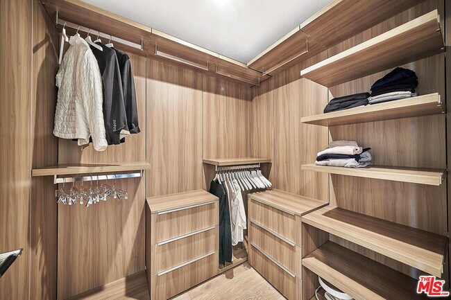 Building Photo - 132 N Swall Dr