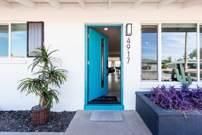 Building Photo - 4917 E Granada Rd