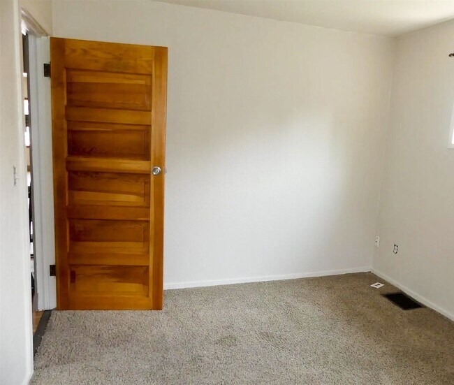 Building Photo - Thomas Duplex