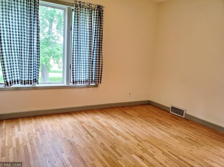 Available bedroom - 1559 30th Ave