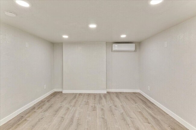 Building Photo - 672 S 200 W