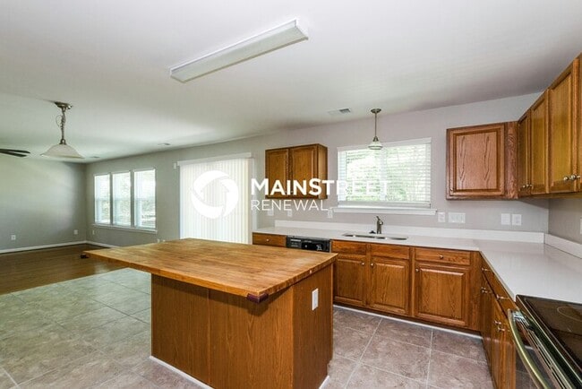 Building Photo - 3 Bedroom Pet-Friendly Home in Charlotte, NC with Main Street Renewal