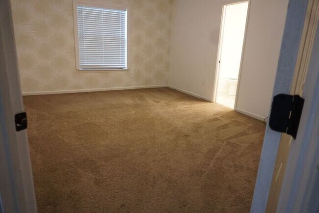 Building Photo - 3 Bedroom 2 Bathroom home with Garage Near Oakleaf