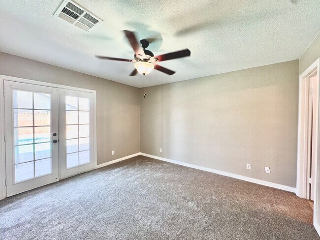 Building Photo - Spacious 4BD/3BA Pool Home with Dual Prima...