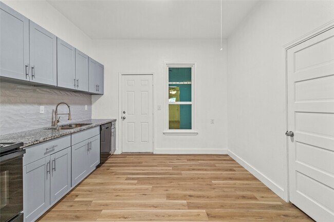 Building Photo - 436 E Peach St