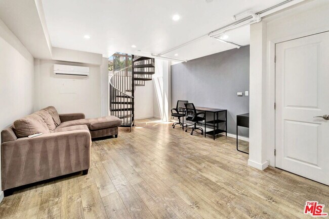 Building Photo - 10982 Roebling Ave