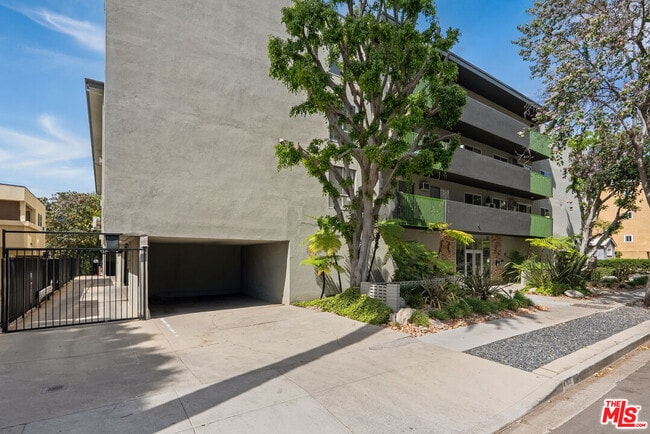 Building Photo - 645 Westmount Dr