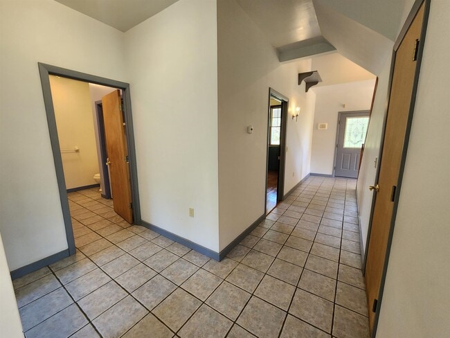 Building Photo - 109 N Hollow Rd