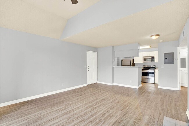 Building Photo - 1/1 Condo in Gated Lakefront Community of Altamonte Springs!