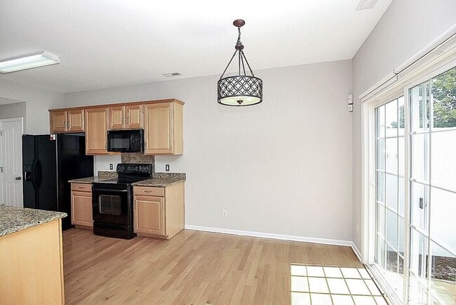 Building Photo - Beautifully Maintained 3BD/2.5BA 2 Story Townhome in Blakeney Preserve!