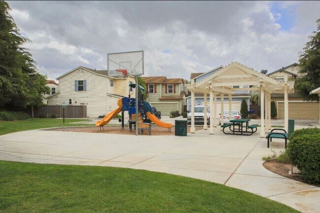 Building Photo - STUNNING Gated 3 Bed/2.5 Bath Soledad Home