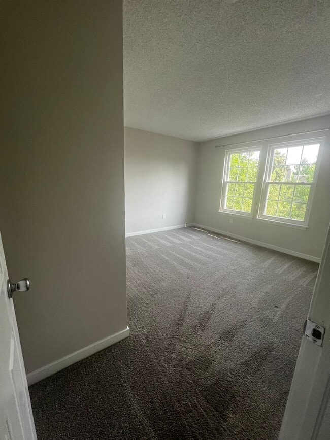 Building Photo - HALF OFF A MONTH'S RENT** -- Bright, Remod...