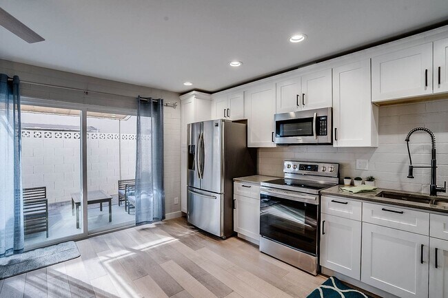 Building Photo - Prime Location - 2-bedroom, 1.5-bath townhome in Central Scottsdale!