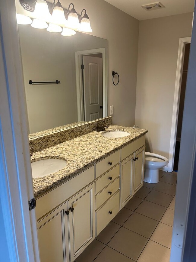 Building Photo - 2 Bedroom, 2.5 Bath Townhome in Goodlettesville