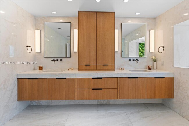 Building Photo - 617-625 E Dilido Dr