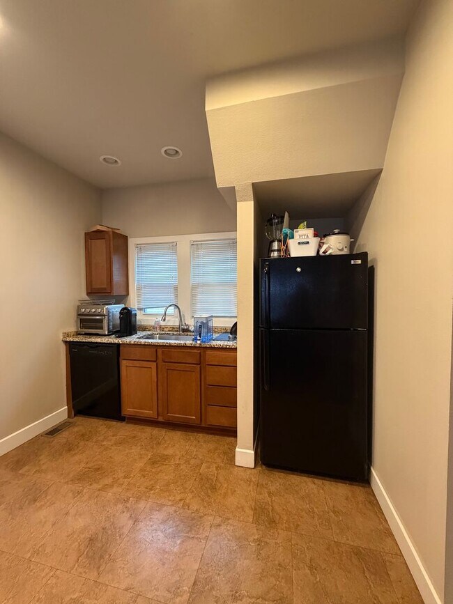 Building Photo - 608 E 2nd St