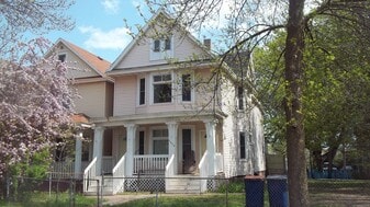 Building Photo - 2426 W 2nd St