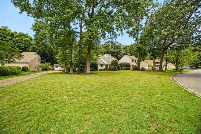 Building Photo - 1044 Commodore Dr