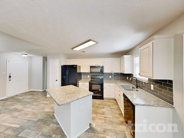 Building Photo - 16229 Summerset Estates Blvd