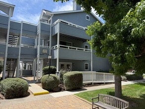 Building Photo - 2 BR/2BA Condo close to shopping, restaurants and beaches