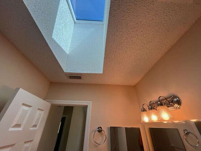 Building Photo - 3 Bedroom 2 Bath house with Garage Near Fl...