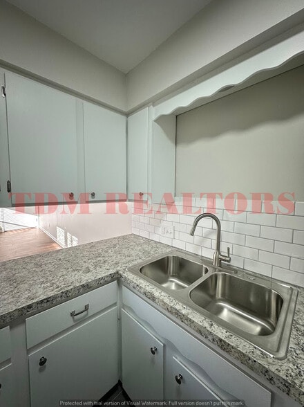 Building Photo - 302 E Clinton St