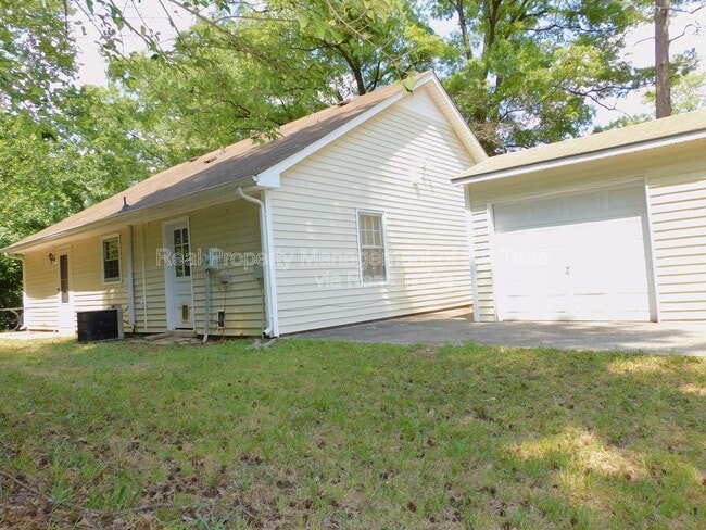Building Photo - 2006 Creekwood Dr