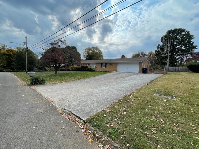 Building Photo - 3 Bedroom Ranch House with pool for Rent